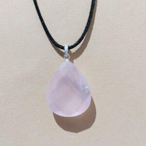 Colgante en plata de Cuarzo rosa facetado.
