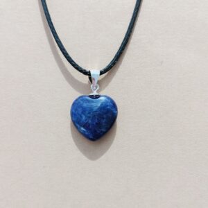 Colgante en plata de Sodalita en forma de corazon.