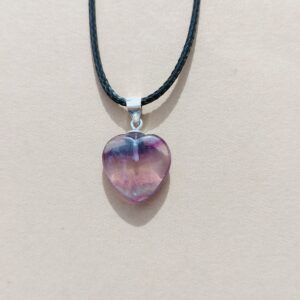 Colgante en plata de fluorita en forma de corazon.