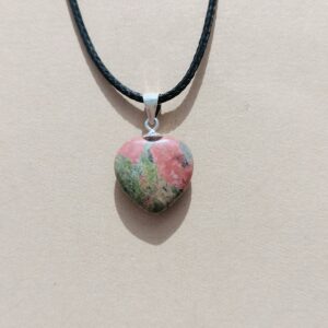 Colgante en plata de Unakita en forma de corazon.