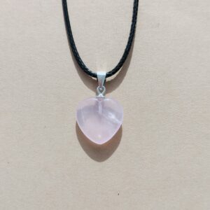 Colgante en plata de Cuarzo Rosa en forma de corazon.