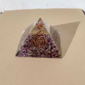 Piramide grande de Orgonita con Amatista.