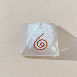 Piramide pequeña de Orgonita con Cuarzo blanco.