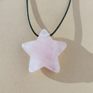 Estrella de Cuarzo rosa con agujero para colgar.