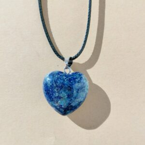 Colgante en metal de lapislazuli en forma de corazon.
