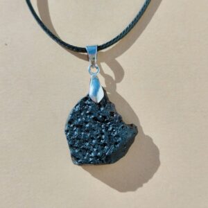 Colgante en metal de tectita.