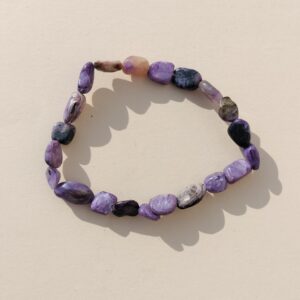 Pulsera de Charoita en formato rodado.