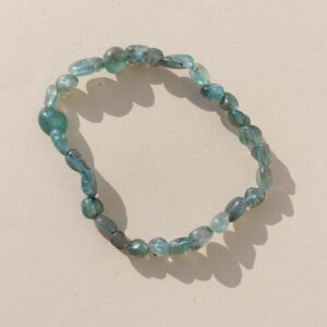 Pulsera de Apatito azul en formato rodado.