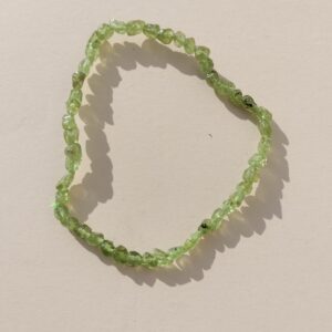 Pulsera de Peridoto en formato de rodado pequeño.